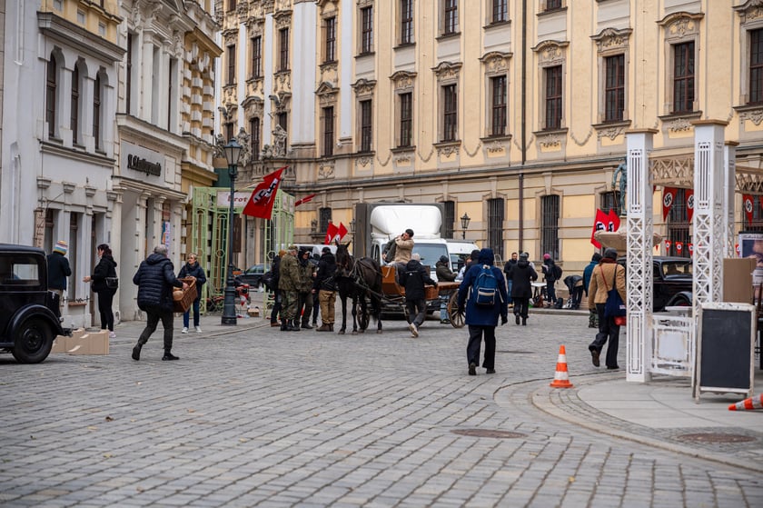 Plan zdjęciowy w okolicach Uniwersytetu Wrocławskiego. - Z uwagi na szczególne tło historyczne serialu (nazistowskie Niemcy lat 30. XX wieku), w przestrzeni miasta powstaną plany scenograficzne, uwzględniające określone znaki i symbole, charakterystyczne dla danego okresu historycznego, których nie należy w żaden sposób interpretować dosłownie – są jedynie dekoracją do filmu - informuje producent filmu